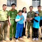 Thấy tê tê chạy ngang cửa nhà, người phụ nữ bắt nộp cho công an