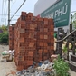 Vật liệu xây dựng chất cao bên đường, gây nguy hiểm