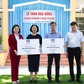 Trao học bổng cho học sinh và khám sức khỏe cho thầy cô giáo