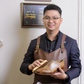 Gác bằng kỹ sư điện để đi đánh giày, chàng trai mặc vest lịch lãm nâng tầm nghề vỉa hè