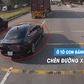 Ô tô con lạng lách đánh võng, cố tình chèn đường xe khách trên phố