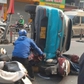 Taxi lật trên đường Hoàng Văn Thụ, người dân hỗ trợ giải cứu nạn nhân