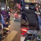 CSGT tịch thu xe của người buông 2 tay, ngả lưng vào ghế khi lái xe máy