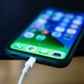 Đâu là vị trí tốt nhất để cắm sạc pin điện thoại qua đêm?
