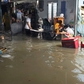 Mưa lớn ở TP.HCM: Nhiều người trắng đêm thấp thỏm, dọn nước ngập vào nhà
