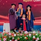 Cả gia đình cùng lên sân khấu nhận bằng thạc sĩ, nhân vật nhí gây chú ý