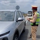 Biển báo treo trên từng làn đường, tài xế phải hiểu thế nào cho đúng?