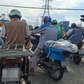 Vô tư chạy xe trên vỉa hè