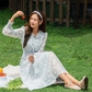 Đầm tay dài kín đáo nhưng vẫn biến nàng thành tâm điểm