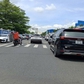 Có biển cấm, xe vẫn đậu chiếm đường