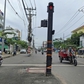 Trụ đèn đứng giữa đường