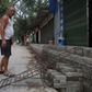 Rãnh thoát nước cao hơn mặt đường cả mét, người dân bắc cầu vào nhà