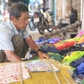 Người đàn ông 62 tuổi bán dép bên lề đường TP.HCM, khách chạy xe nhiều vòng tìm mua