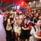 'Phố Tây' Huế về đêm: Có gì vui mà tây, ta kéo nhau đến nườm nượp?