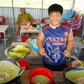 Cậu bé miền Tây thoăn thoắt đổ bánh xèo trên 3 bếp cùng lúc
