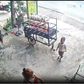 Cậu bé 3 tuổi xin hoa hàng xóm, quỳ xuống tặng mẹ: Khoảnh khắc 'tan chảy'