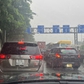 Đang lái ô tô gặp mưa lớn, tài xế nên xử lý thế nào cho an toàn?