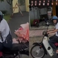 Vợ mất đã 19 năm, cụ ông 80 tuổi vẫn mua hoa tặng những dịp đặc biệt