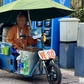 Vòng xoáy đường cùng sinh kế: Phải bảo vệ người bán vé số dạo