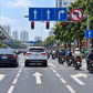 Biển báo và vạch kẻ đường chỉ dẫn khác nhau, tài xế phải theo cái nào?