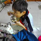 Cậu bé 9 tuổi tự chiên cơm nguội ăn sáng, dặn mẹ cứ ngủ thêm