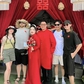 Khách Tây đi ngang đám cưới ở Cần Thơ, được mời vào còn bỏ phong bì mừng cưới
