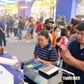 Rủ nhau ra phố đi bộ uống cà phê miễn phí do robot pha chế