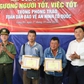 Khen thưởng 2 người trả lại ba lô có nhiều tài sản cho người đánh rơi