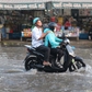 Không mưa, triều cường biến đường TP.HCM thành sông giữa giờ tan tầm