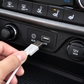 Vì sao cổng USB trên xe ô tô sạc điện thoại rất chậm?