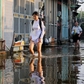 Học sinh TP.HCM lội nước bì bõm đến trường trong con hẻm 5 ngày ngập sâu