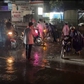 Đá tràn ra quốc lộ 1 sau cơn mưa lớn, nhiều xe máy té ngã