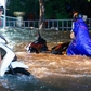 Nhiều đường ở TP.HCM ngập nặng tối nay, có nơi nước dâng sát yên xe máy