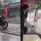 Chàng trai đang quay cảnh mưa ở TP.HCM thì sét đánh gần đó, tiếng nổ lớn