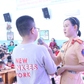Ngày cuối năm đến trường, học sinh tập làm cảnh sát giao thông, giáo viên, phóng viên