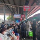 Hết tết vẫn chưa hết đông, mùng 7 Bến xe Miền Tây đông nghẹt người