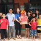 Người trẻ Báo Thanh Niên mang quà đến tặng các trẻ em tại Làng SOS