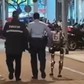 Chuyện lạ: Cảnh sát bắt giữ robot hình người ngay trên đường phố