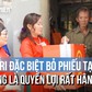 Mang hòm phiếu đến nhà những cử tri đặc biệt: ‘Đúng là quyền lợi rất hân hạnh’