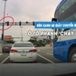 Đèn xanh đang gần 60 giây bất ngờ chuyển đỏ, ô tô con phanh 'cháy lốp'
