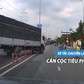 Xe tải bất chấp tất cả, cán qua cọc tiêu để chuyển làn đường gây bức xúc
