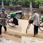 Người cha đạp xe gửi thiệp cưới con gái: Dân mạng xúc động, chuyển tiền mừng