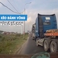 Phẫn nộ xe đầu kéo cố tình tạt đầu, ép ô tô con vào lề đường