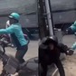 Xác minh clip người mặc áo xe công nghệ cầm hung khí đánh người đi đường