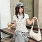 Làm mới tủ đồ bằng sự giao thoa giữa sắc trắng và xám