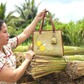 Người phụ nữ miền Tây biến sợi cỏ vùng đất phèn thành túi xách... hàng hiệu