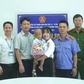 Trao giấy khai sinh cho bé trai 2 tuổi bị bạo hành dã man ở TP.HCM