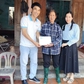 Trao tiền của bạn đọc cho cụ bà nuôi 3 người tâm thần