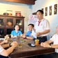 Bên ly cà phê sáng cùng sếp, nhân viên 'chốt' chuyện tăng lương