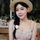 Chút tinh tế từ áo kiểu đính khuy giúp nàng thêm phần thanh lịch